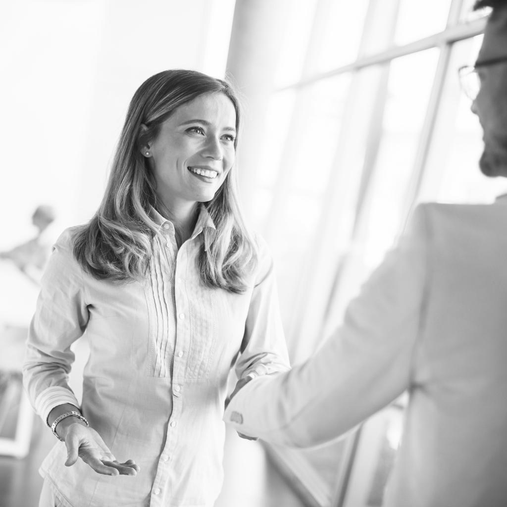 young-business-couple-handshaking-office-front-their-team-zwart-wit-1024x1024_1